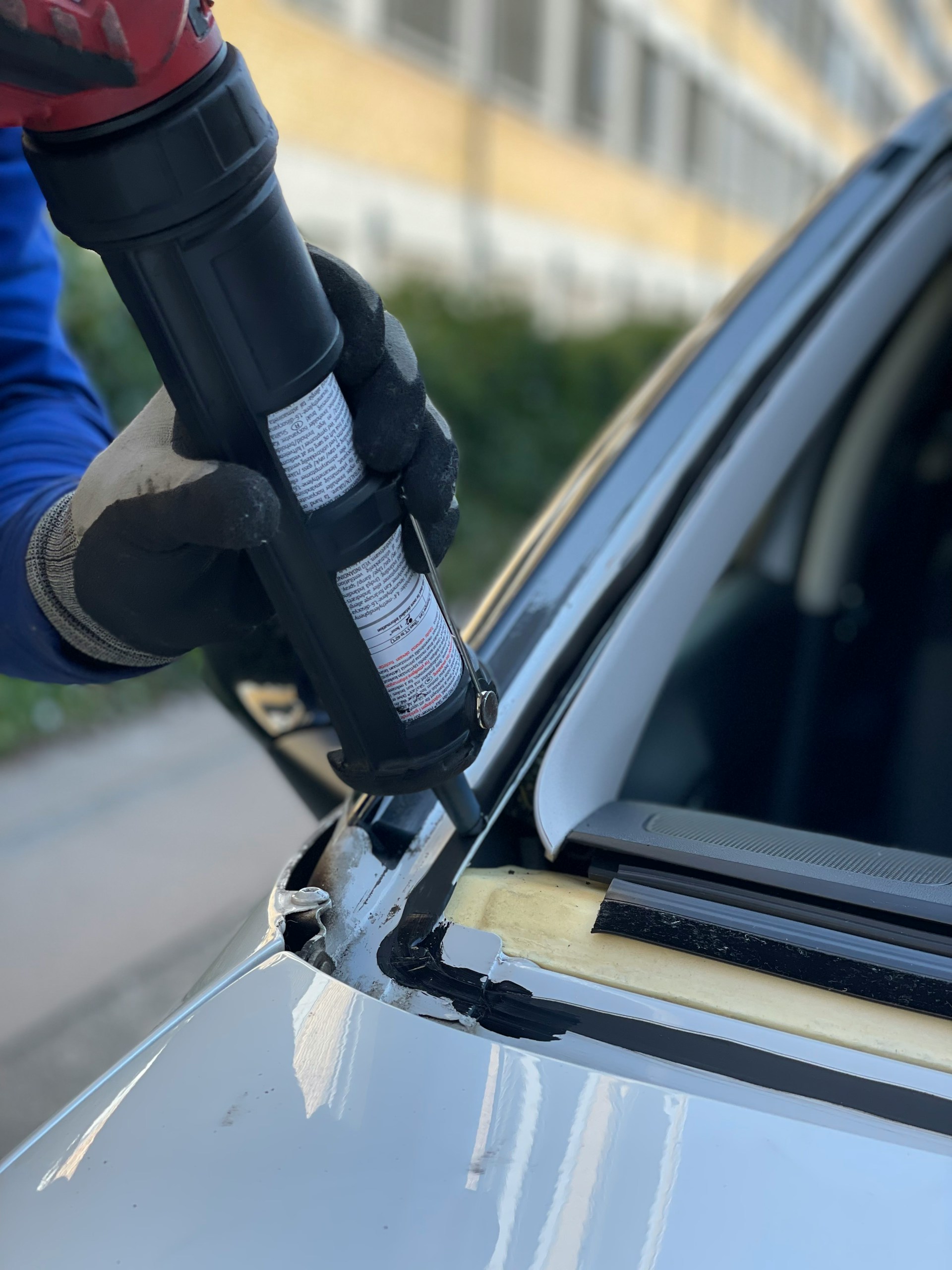 Applying sealant during windshield installation for a secure fit